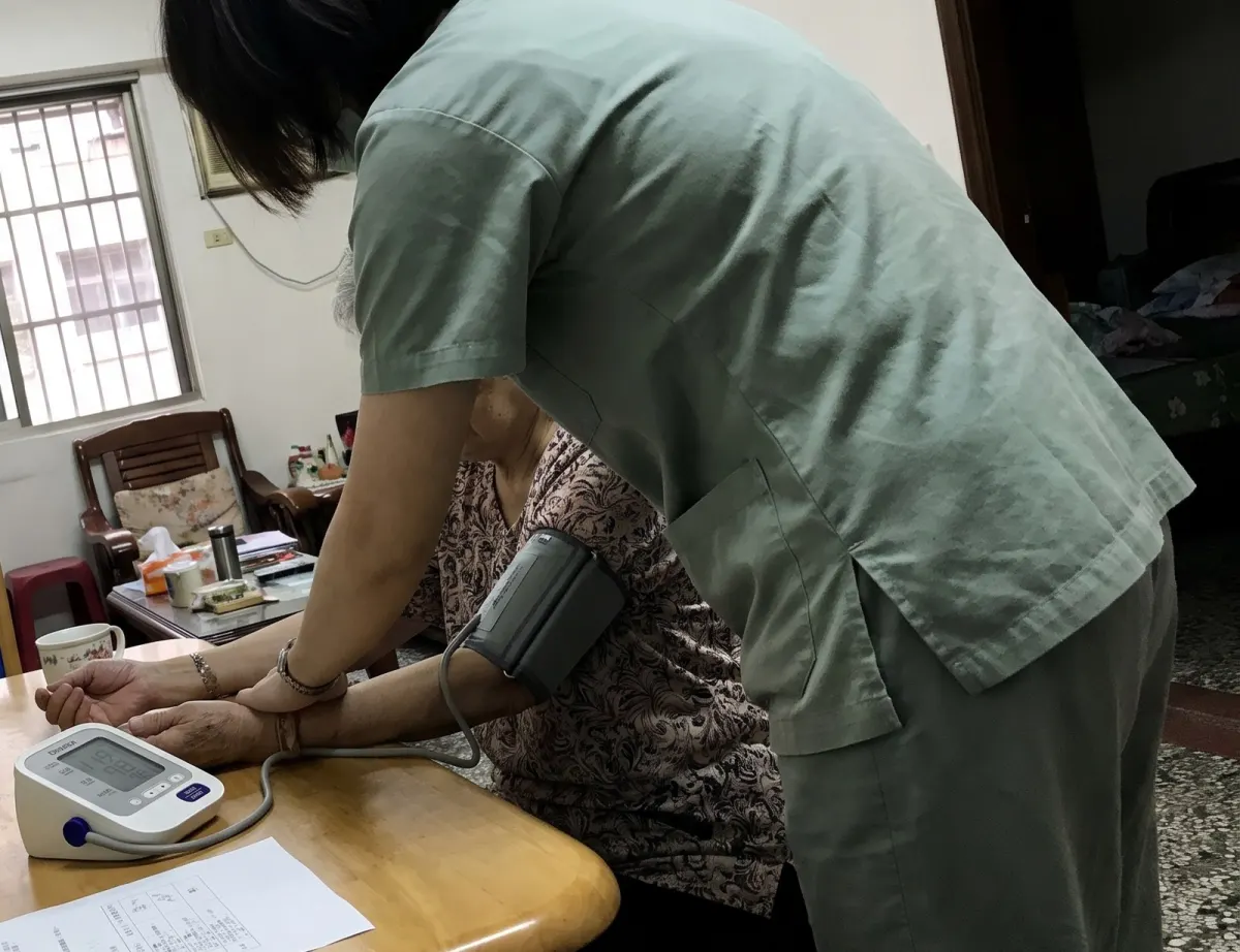 阿爾瑪護理師在家中為長輩量血壓 / An Alma nurse takes a blood pressure reading at home